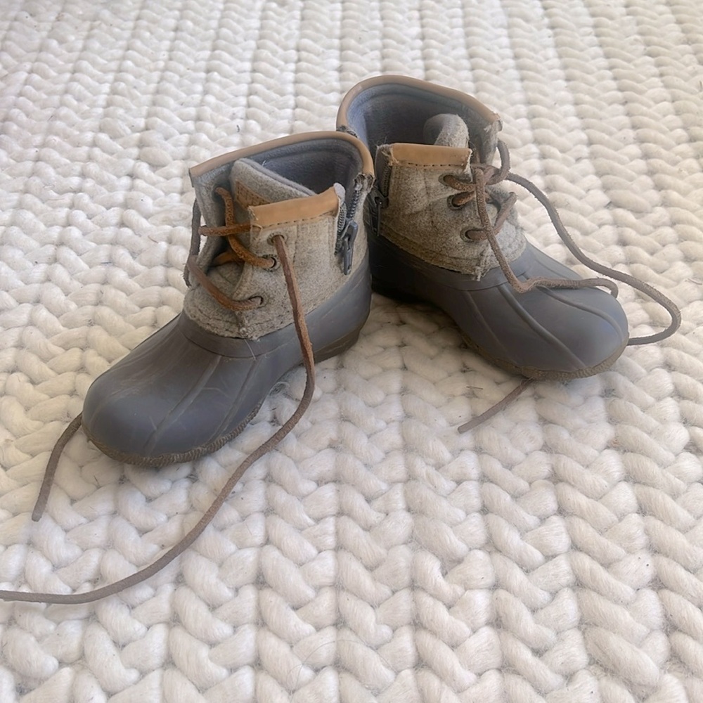 Kid sperry salt water boot size 7